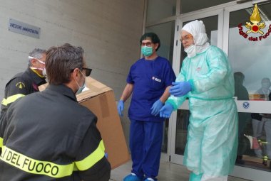 I Vigili del Fuoco di Lecce realizzano e consegnano 30 visiere protettive ai sanitari dell’ospedale di Copertino