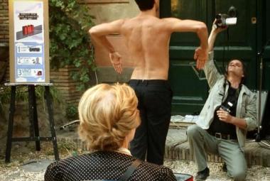 Fausto Romano esce da una valigia e conquista Roma