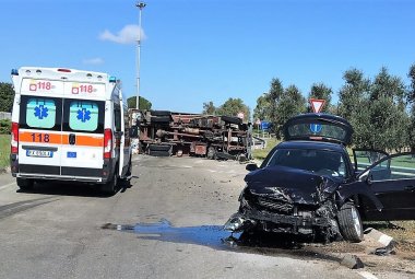 Scontro fra un compattatore ed un'auto sul rondò nei pressi dello stabilimento Colacem, due feriti