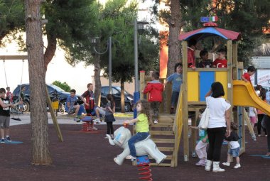I bambini alla conquista della nuova piazzetta Fedele