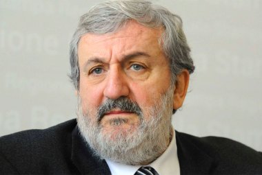 COVID-19. "Tenere a freno l’epidemia parallelamente alla progressiva ripartenza". Emiliano emana un'Ordinanza 