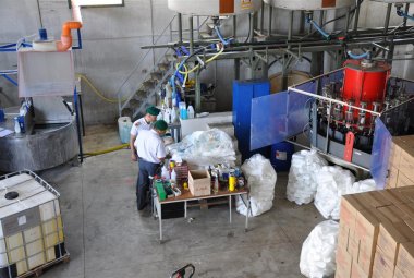 Sgominata un'organizzazione per la fabbricazione di falsi prodotti per l'igiene con marchi famosi