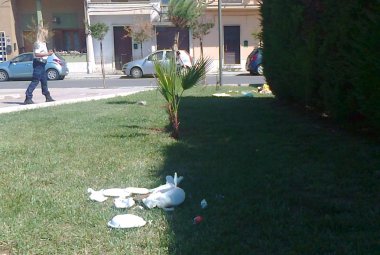 Rifiuti nella Piazzetta Fedele appena riaperta. Le registrazioni delle telecamere permetteranno di individuare i responsabili