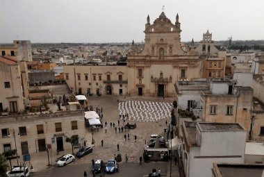 Duecento sedie vuote e mute gridano aiuto in Piazza San Pietro a Galatina 