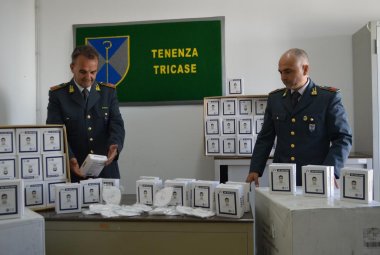 La Guardia di Finanza sequestra nel Salento 14000 mascherine irregolari importate dalla Cina