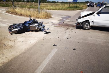 Motociclista finisce in codice rosso sul solito incrocio pericoloso della Galatina Copertino