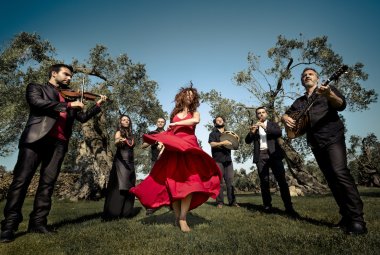 Il Canzoniere Grecanico Salentino in "Live is life"