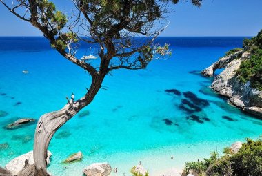Touring Club e Legambiente propongono oltre 200 itinerari per scoprire l'Italia in sicurezza