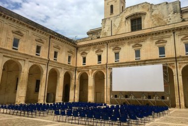 Torna il cinema all'aperto ai Teatini con 200 spettatori e 400 sedie numerate