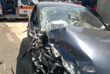 Scontro tra Golf e camion sulla Galatina-Collemeto. Una donna e tre bambine escono quasi indenni dall'auto distrutta