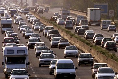 A tavola ed in macchina con parenti, conviventi ed amici senza distanziamento sociale, emanata l'ordinanza 283 che in Puglia lo consente