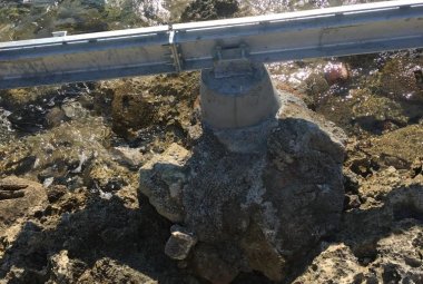 Cemento sugli scogli, scattano le denunce