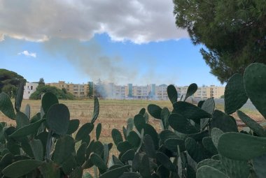 Fiamme nella zona di via Salvo D'Acquisto