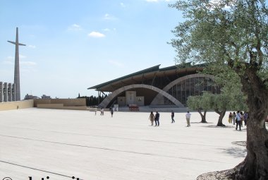 Ordinò loro severamente di non riferirlo a nessuno