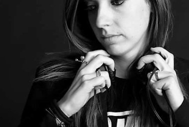 Roxy (Maria Rosaria Cretì), giovane musicista galatinese, è fra i tre finalisti del NYCA, un prestigioso concorso mondiale che si svolge a New York