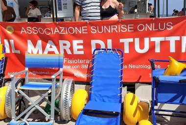 Consegnata dal Rotary Club di Galatina Maglie e terre d'Otranto all 'associazione Sunrise una sedia Job