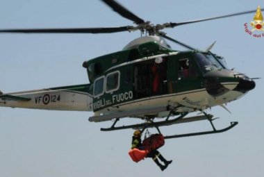 Precipita dagli scogli e viene salvato da un elicottero dei Vigili del Fuoco