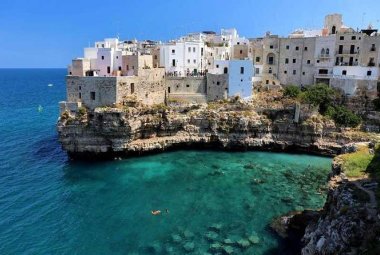 Due militari del 17° Stormo "Incursori" dell'Aeronautica Militare soccorrono un tuffatore a Polignano a mare