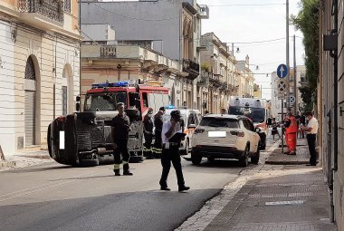 In via XX Settembre a Galatina auto si ribalta dopo avere urtato una Jeep ferma. Feriti i due conducenti