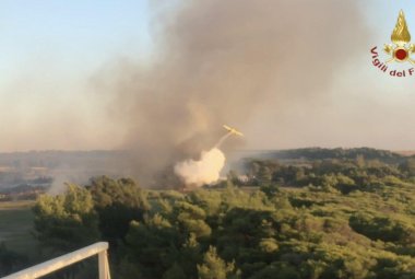 Dopo la grande paura domato un vasto incendio alla Baia Verde