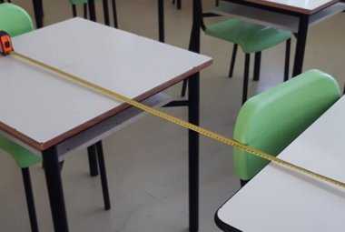 Studenti distanziati con un braccialetto nato in Puglia