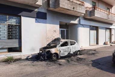 Auto in fiamme in via Umbria a Galatina