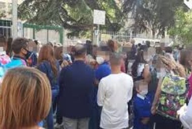 Obbligatorio in Puglia usare le mascherine davanti alle scuole