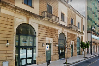 Danneggia l'Ufficio Anagrafe di Galatina e minaccia gli impiegati, arrestato