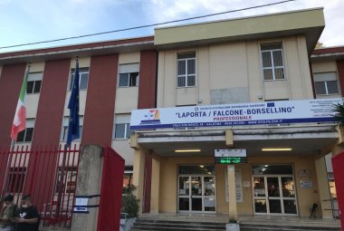 Sospese in Puglia le attività didattiche “in presenza” nelle ultime tre classi degli istituti superiori