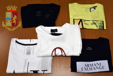 Rubano alcune magliette griffate in una boutique di via Roma, denunciati due coniugi ungheresi
