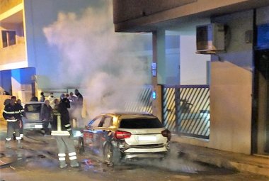 Mercedes in fiamme in via Latina a Galatina