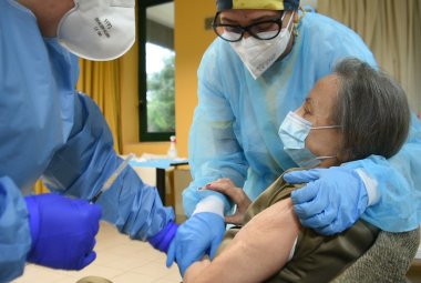 COVID-19. Scendono a 221 i nuovi contagiati pugliesi (17 nel Salento) ma i tamponi sono stati solo 1748. Ha 94 anni la prima vaccinata di Puglia
