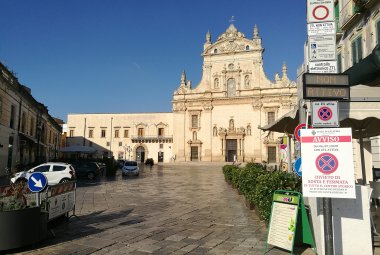 L'economia cittadina langue e i galatinesi preferiscono discutere di Circolo Athena e post su facebook