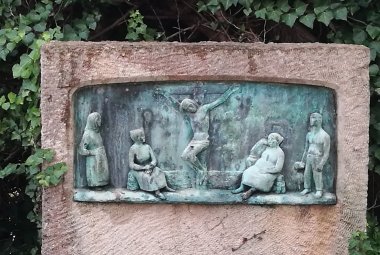 La Crocefissione e la Deposizione di Cristo sulla tomba di Gaetano Martinez nel cimitero di Galatina