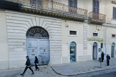 Una pensilina in piazza Alighieri