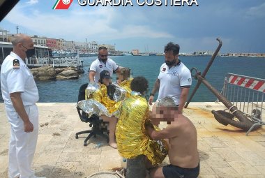 La barca affonda, famiglia di Matino salvata dalla Guardia Costiera di Gallipoli