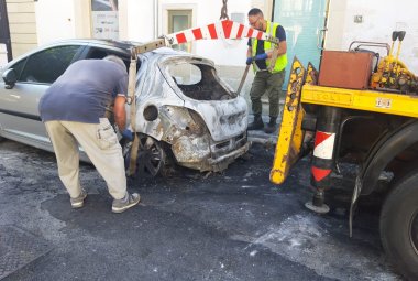 In piazza Lillo quattro auto in fiamme nella notte