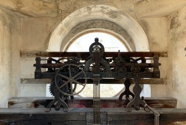 "L'orologio è al suo posto ed è in via di restauro"