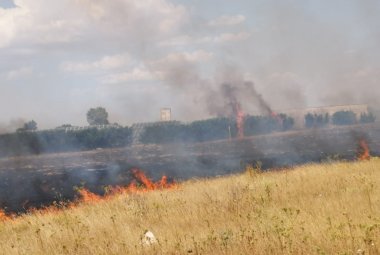 Vasto incendio nella zona industriale Galatina-Soleto e nei pressi dell'aeroporto