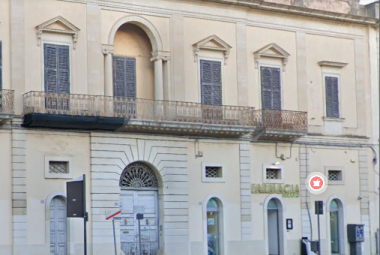 "La pensilina arriverà prima della pioggia?"