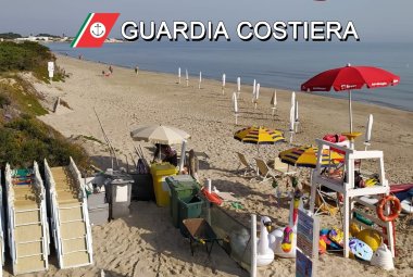 La Guardia Costiera 'libera' le spiagge salentine dagli ombrelloni abusivi