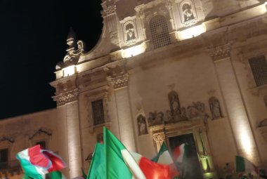 Sul tetto d’Europa, nel cuore degli italiani: anche la piazza di Galatina è tricolore