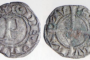 Vi gettò due spiccioli, cioè un quattrino