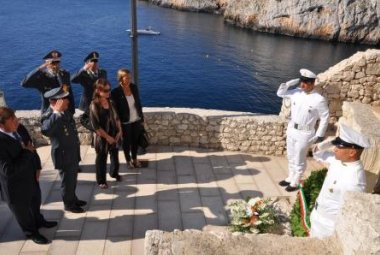 Commemorato a Castro il sacrificio dei finanzieri De Rosa e Zoccola