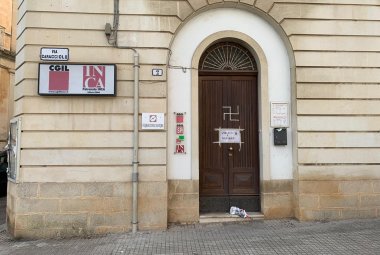 Ha confessato l'autore della svastica sulla porta della Cgil di Galatina