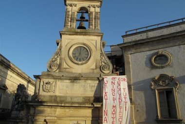 'Galatina è con Nino Di Matteo: uccideteci tutti'. Uno striscione sull'Orologio per il magistrato antimafia