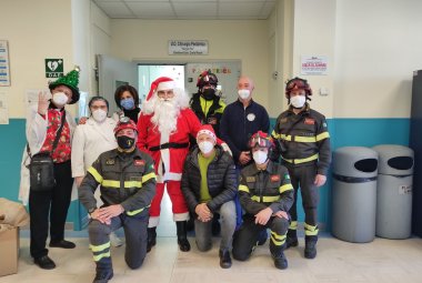 Babbo Natale arriva sul tetto di Pediatria del Fazzi