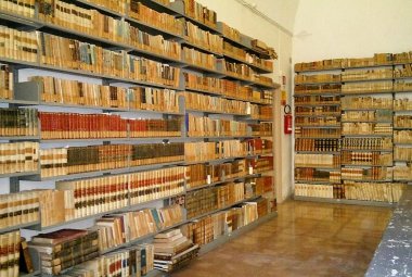 Libri per la Biblioteca comunale. "Perché scegliere fornitori esterni a Galatina?"