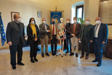 Il modello di uno scheletro umano dai Medici leccesi ai futuri colleghi di Unisalento