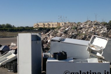 Multa di tremila euro per chi abbandona un frigorifero in campagna